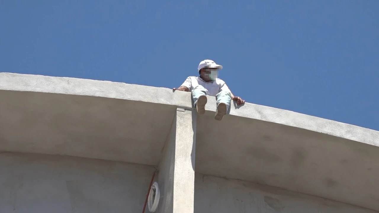 Alanyada çatıya çıkan şahıs ekipleri alarma geçirdi