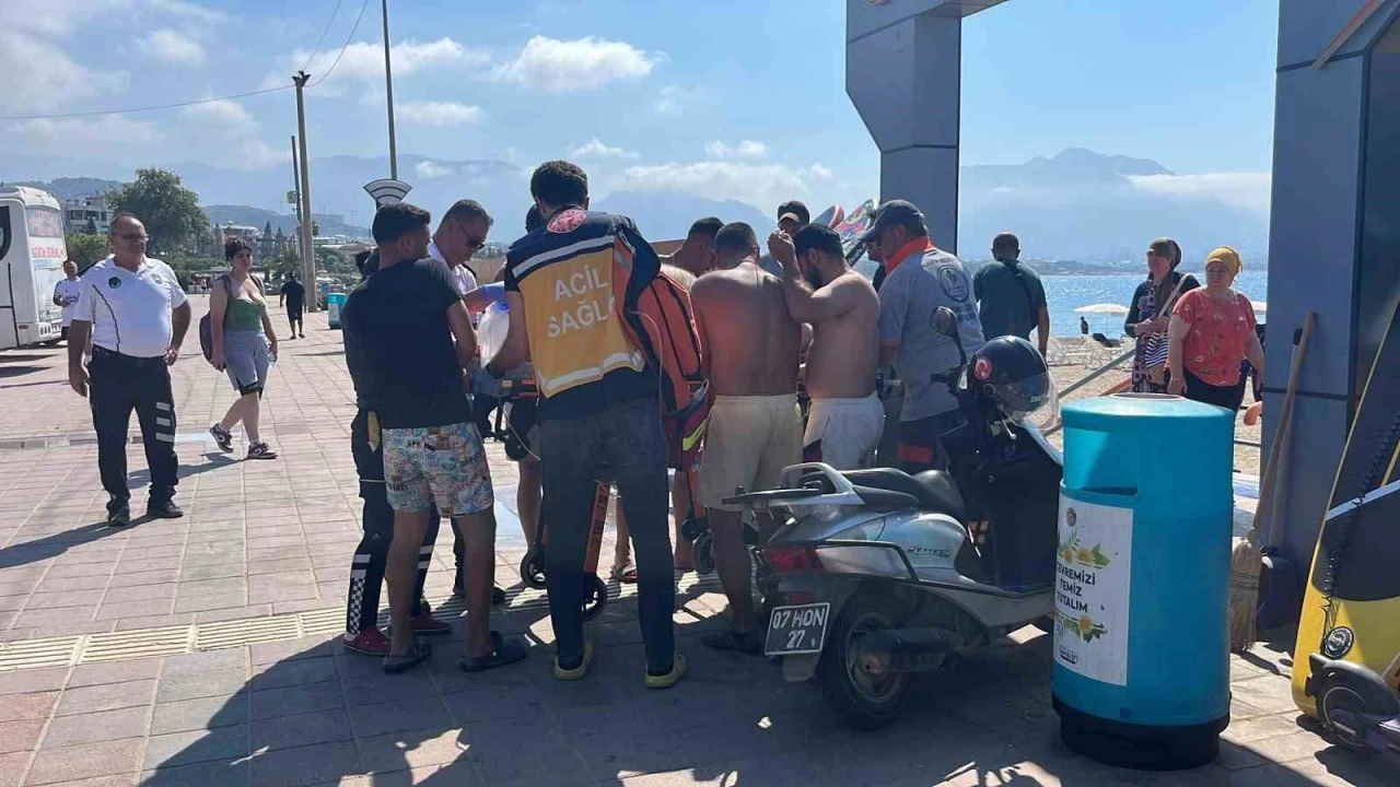 Alanyada denizde boğulma tehlikesi geçiren yaşlı adam hastaneye kaldırıldı