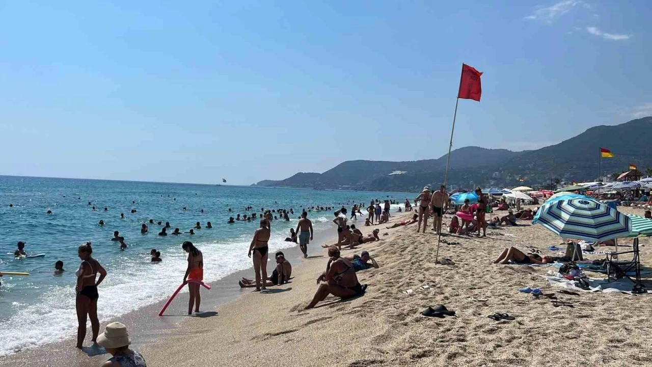 Alanyada hava 32, deniz 26 dereceyi gördü, turistler sahillere akın etti