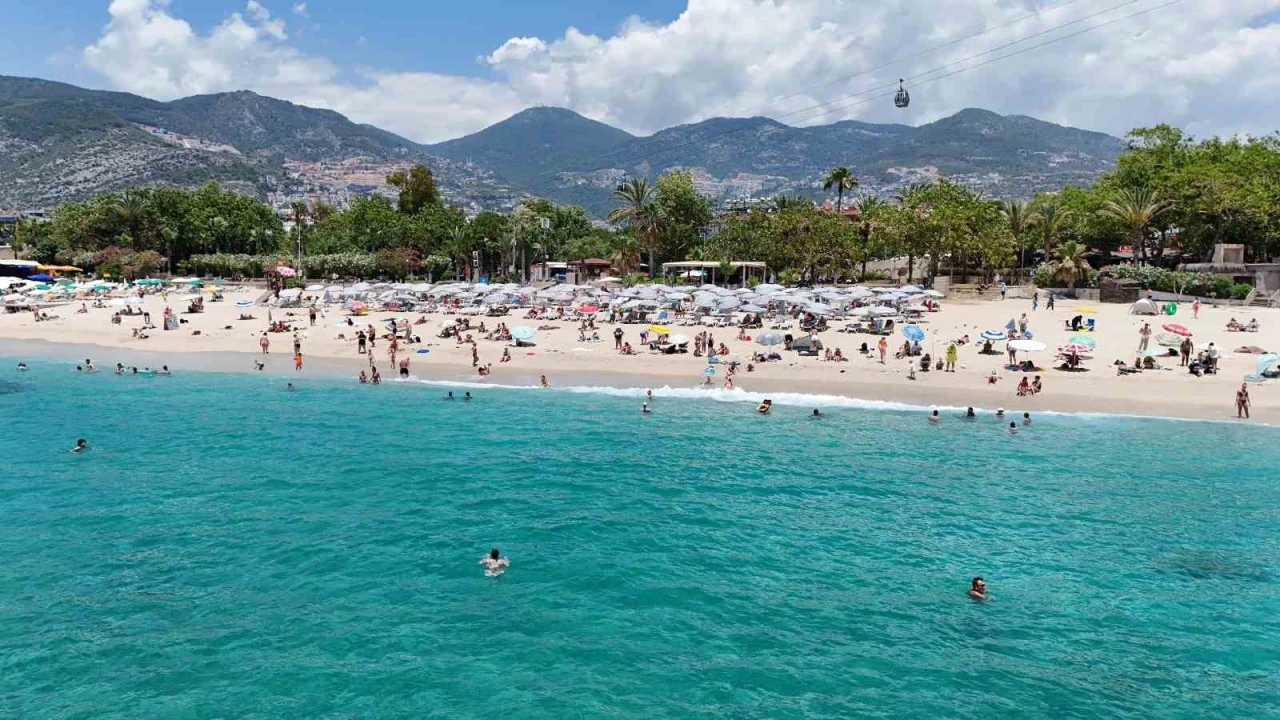 Alanyada hava sıcaklığı 30 dereceyi gördü, turistler sahile koştu