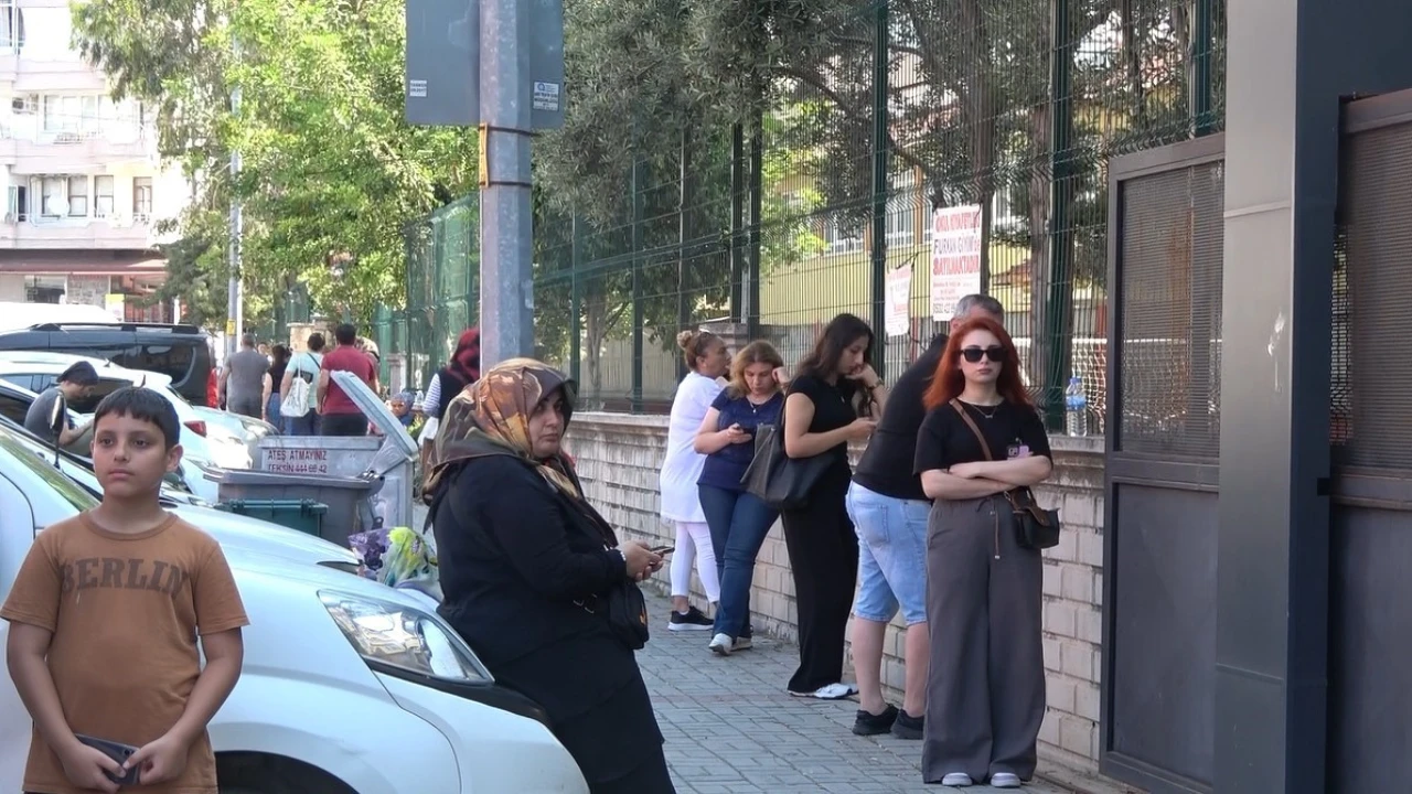 Alanyada LGS heyecanı başladı : Öğrenciler sınavda ter döktü, veliler dualarla bekledi