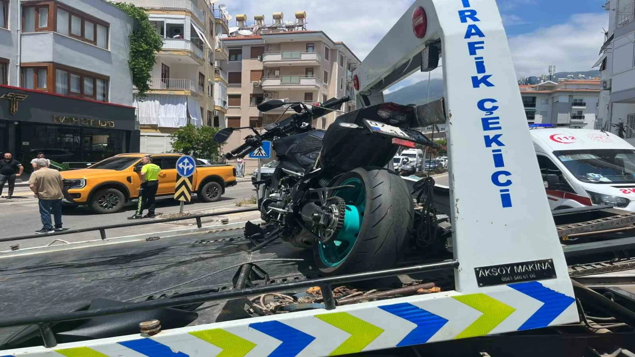 Alanyada motosiklet ile otomobil çarpıştı: 1 yaralı