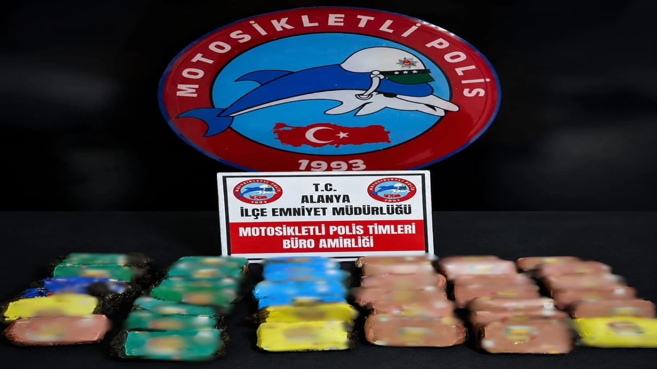 Alanyada motosiklette 4 kilo esrar ele geçirildi