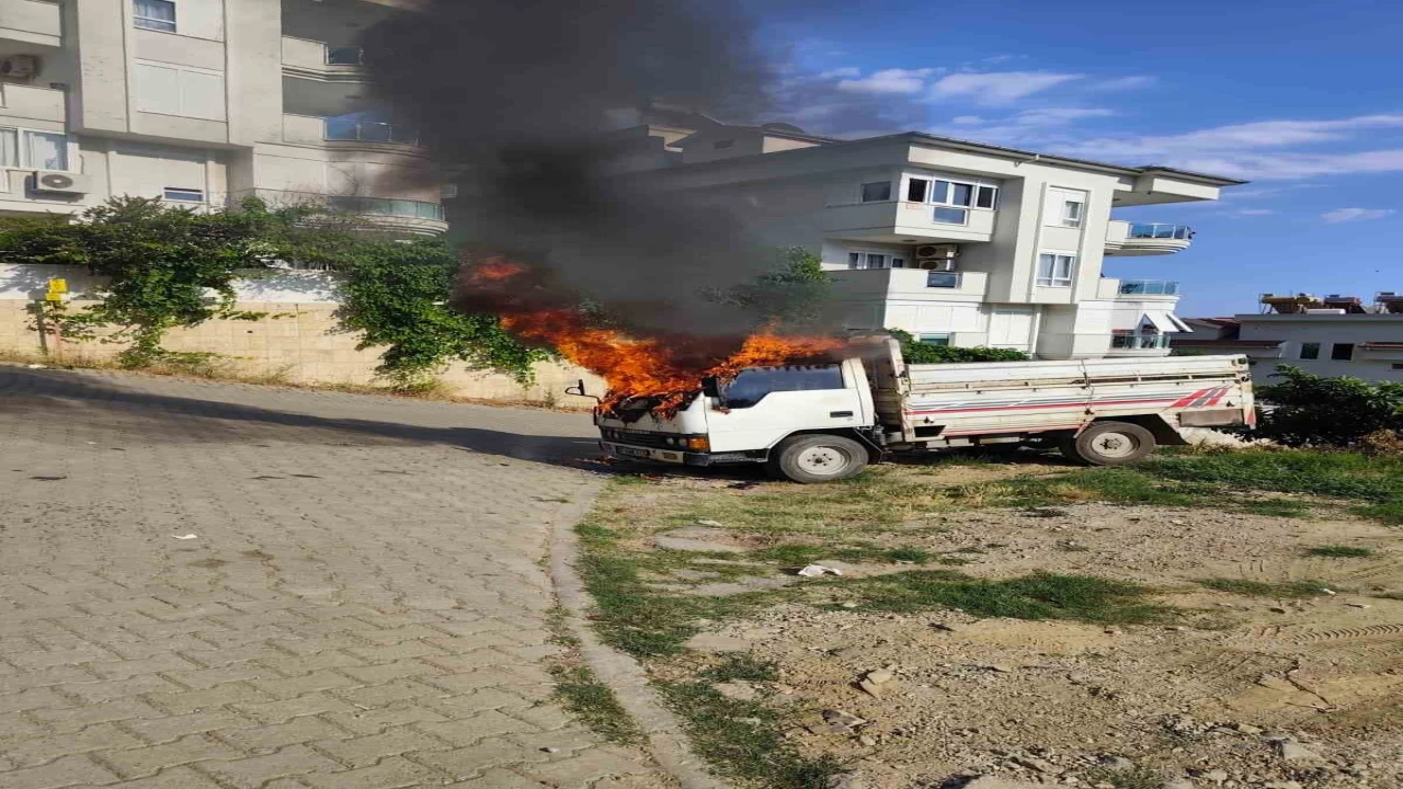 Alanyada park halindeki kamyonette çıkan yangın söndürüldü