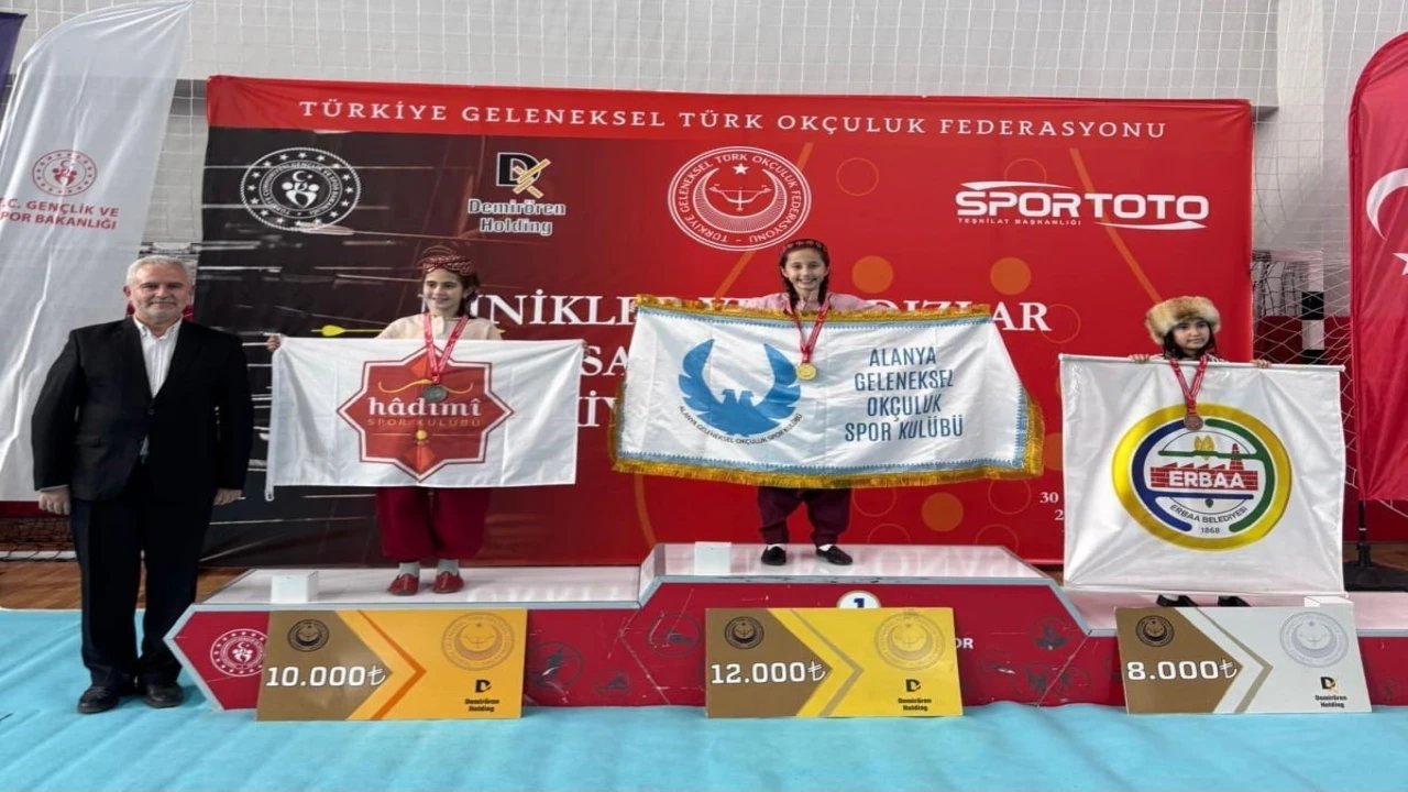 Alanyalı minik okçular Türkiye Şampiyonasından madalyalarla döndü