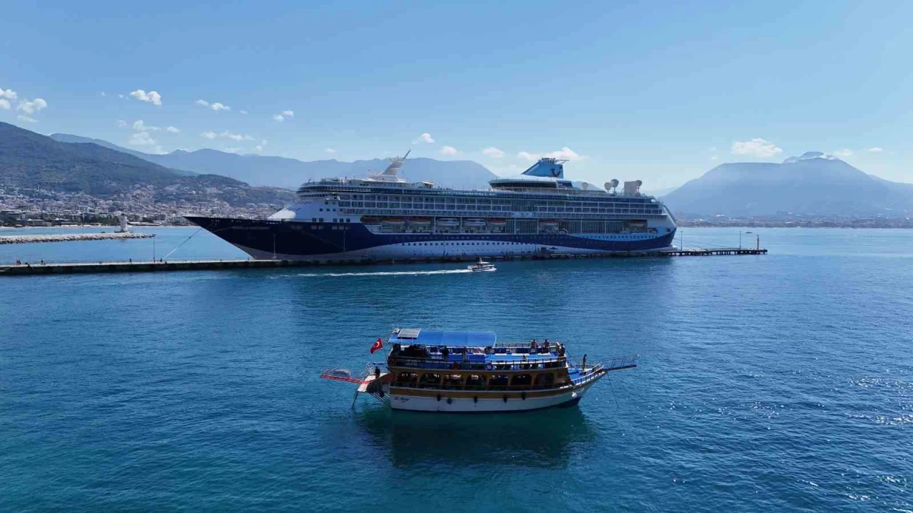 Alanyaya lüks kruvaziyer ile bin 767 turist geldi