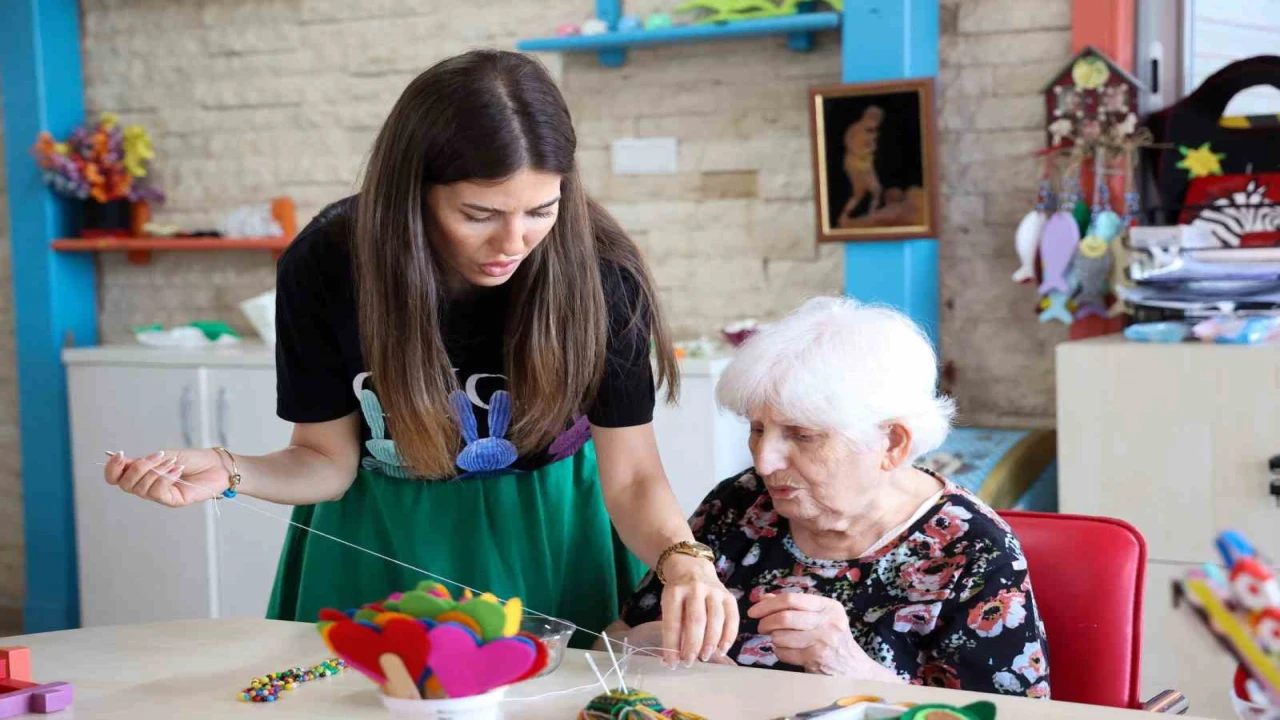 Alzheimer hastaları Mavi Evde buluşuyor