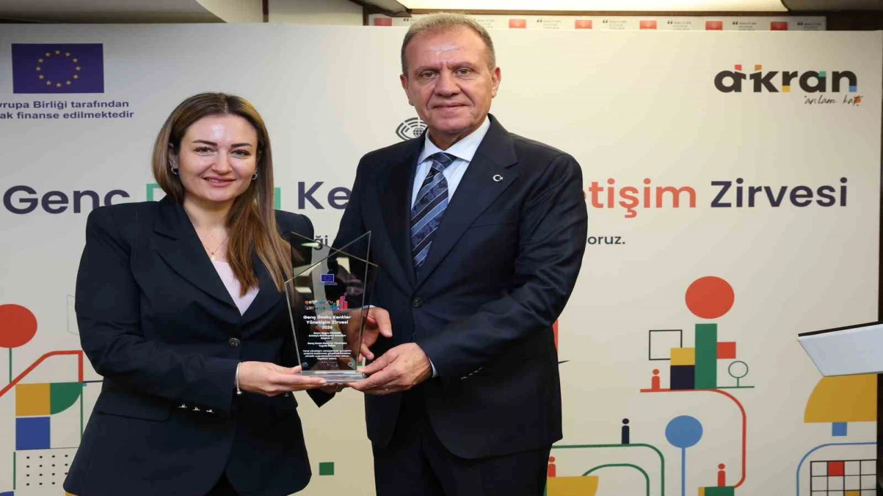 Antalya Büyükşehirin gençlik odaklı çalışmalarına ödül