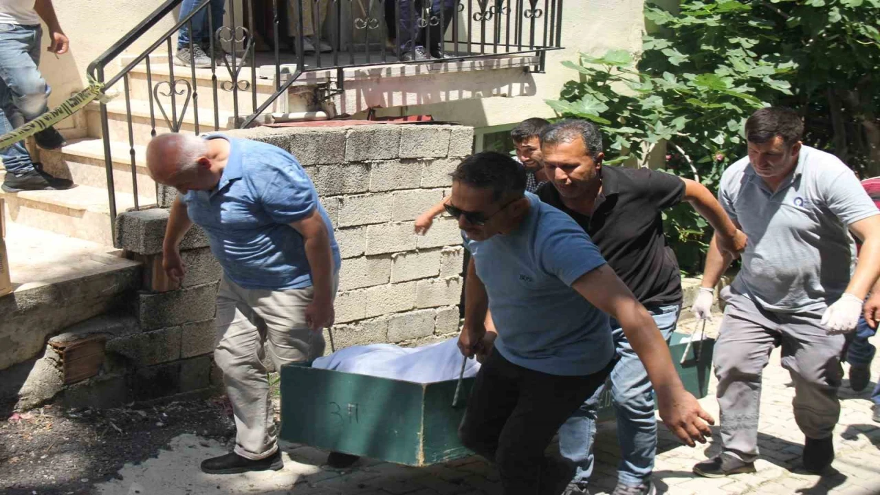 Antalyada 41 yaşındaki adam evinin bahçesinde ölü bulundu