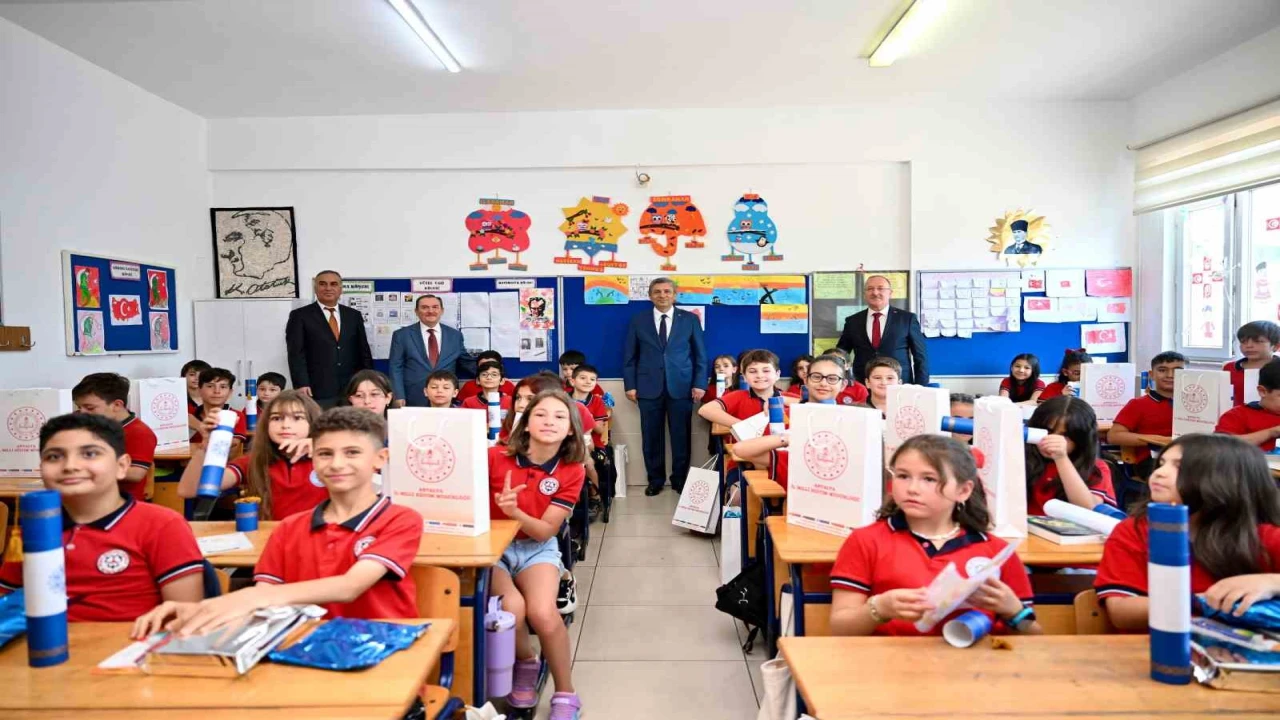 Antalyada 484 bin 576 öğrenci karne heyecanı yaşadı