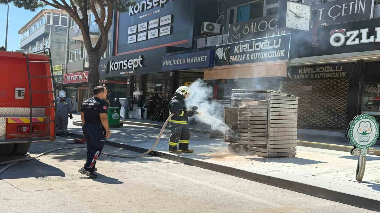 Antalyada elektrik trafosunda çıkan yangın kokuttu