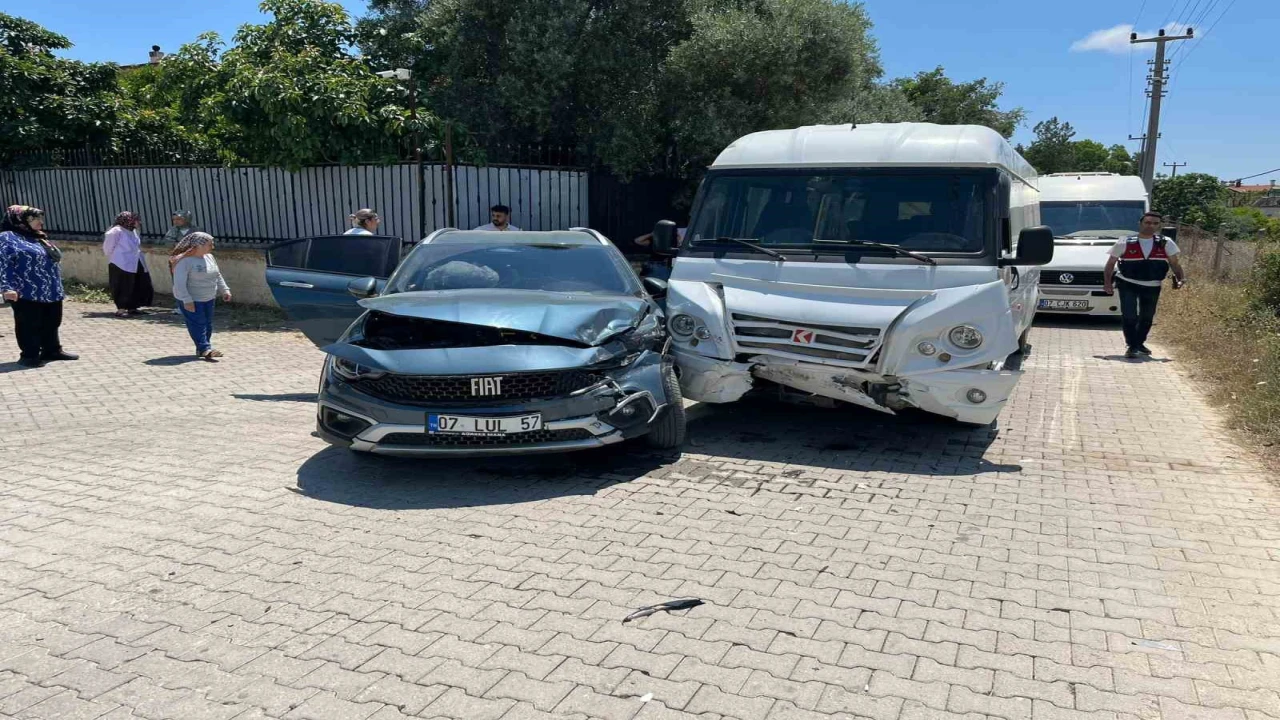 Antalyada okul servisi otomobille çarpıştı: 7si anaokulu öğrencisi 9 yaralı