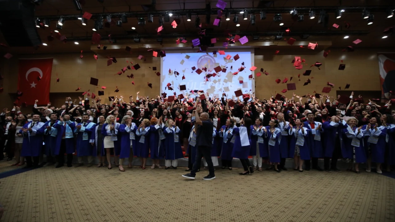 AÜ Tıp Fakültesinde 238 genç hekim yemin ederek mezun oldu