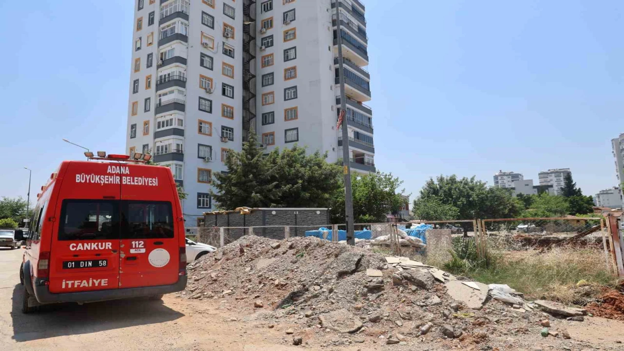Belediye itfaiye binası için apartmanın istinat duvarını yıktı