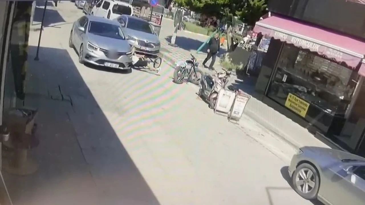 Bisikletiyle aniden yola çıkan çocuğa otomobil çarptı
