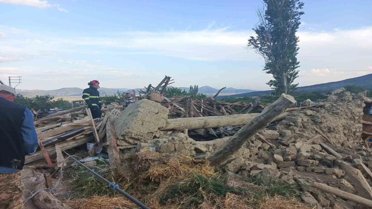 Burdurda kerpiç ev çöktü: 2 kişi yaralandı, enkaz altındaki büyükbaş hayvan kurtarıldı