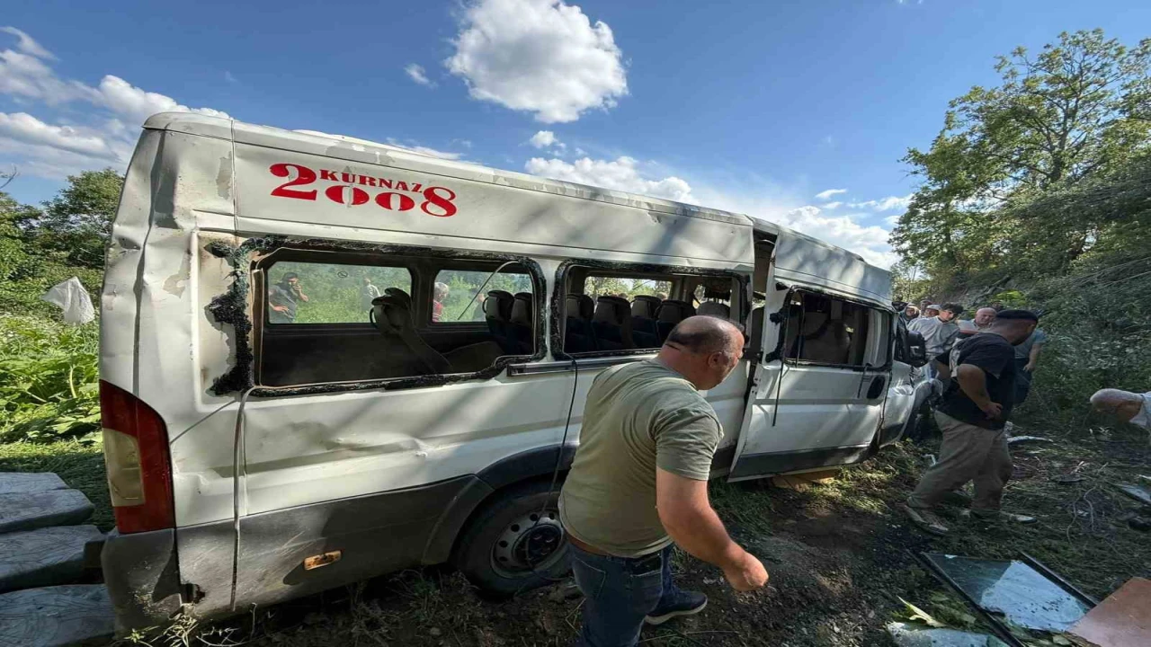 Burdurda minibüs tarlaya uçtu: 8 yaralı