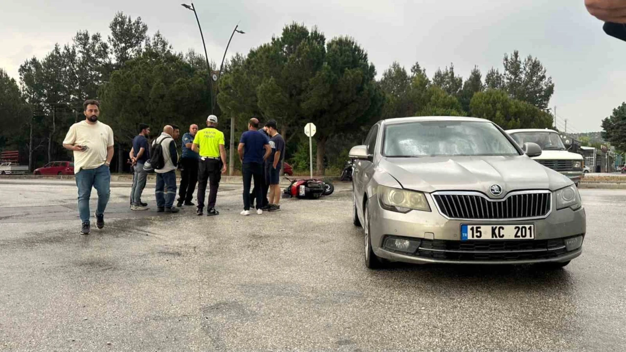 Burdurda motosiklet ile otomobil çarpıştı: 1 yaral