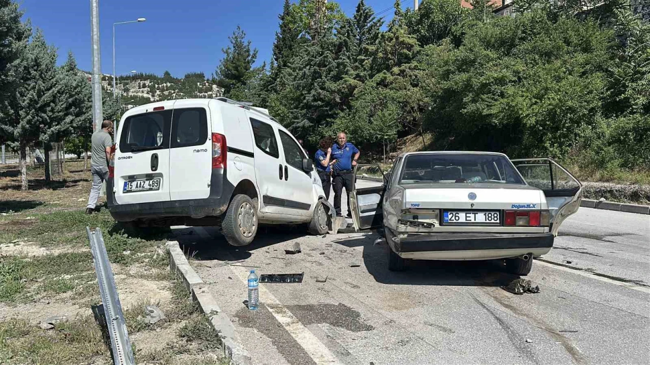 Burdurda otomobil ile hafif ticari araç çarpıştı: 5 yaralı
