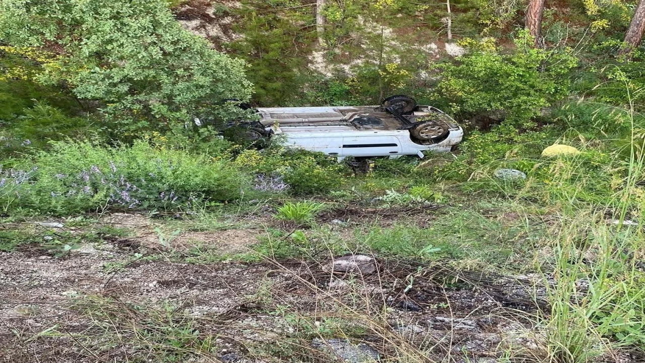 Burdurda otomobil takla attı: 1 ölü, 2 yaralı