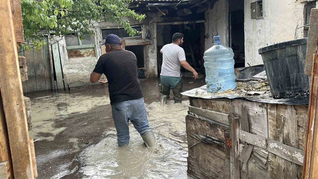 Burdurda sağanak sonrası bazı evleri su bastı
