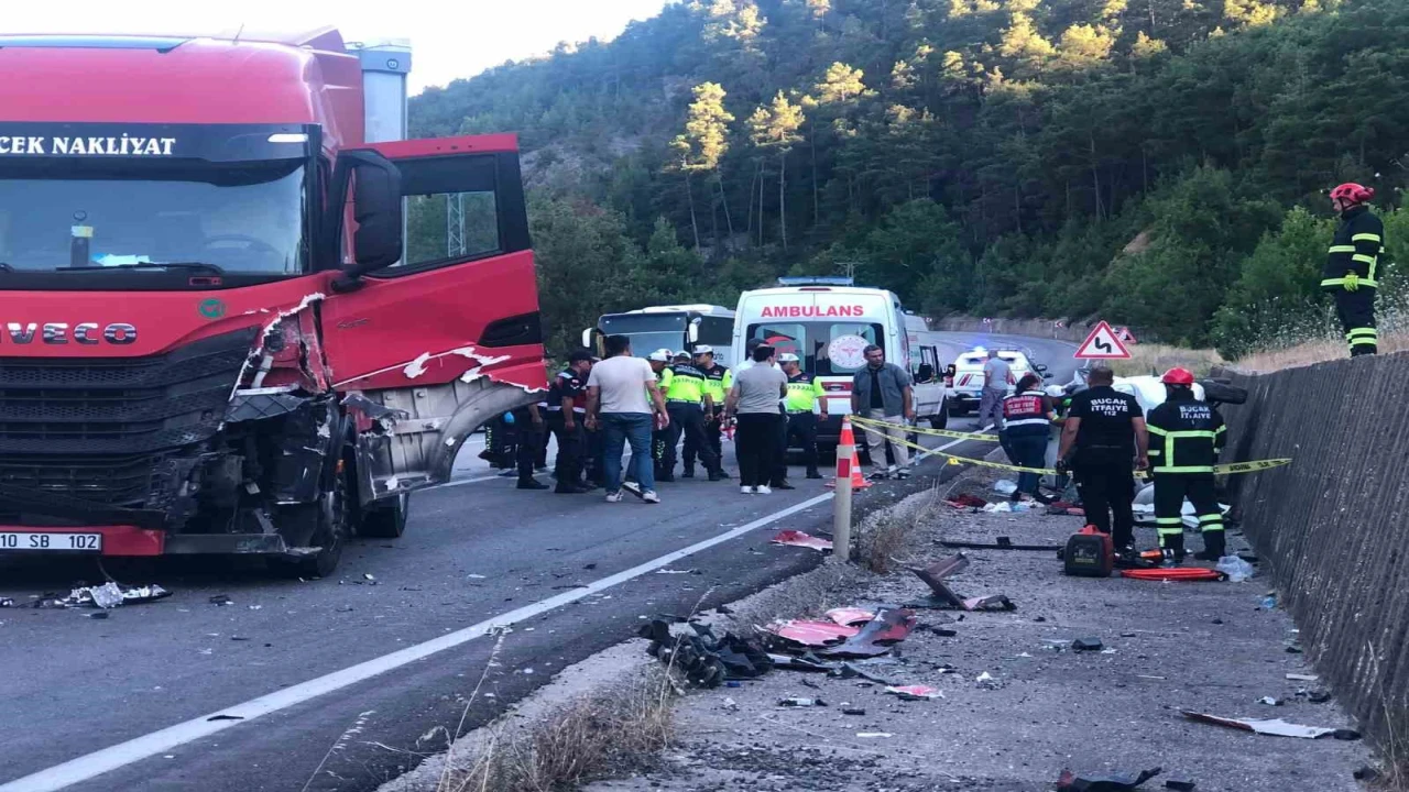 Burdurda tır ile hafif ticari araç çarpıştı: 1 ölü, 1 yaralı