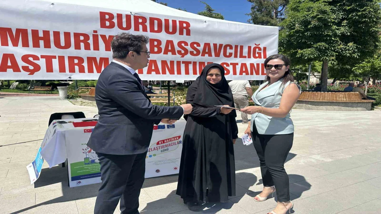 Burdurda Uzlaştırma Haftasında vatandaşlara bilgilendirme standı