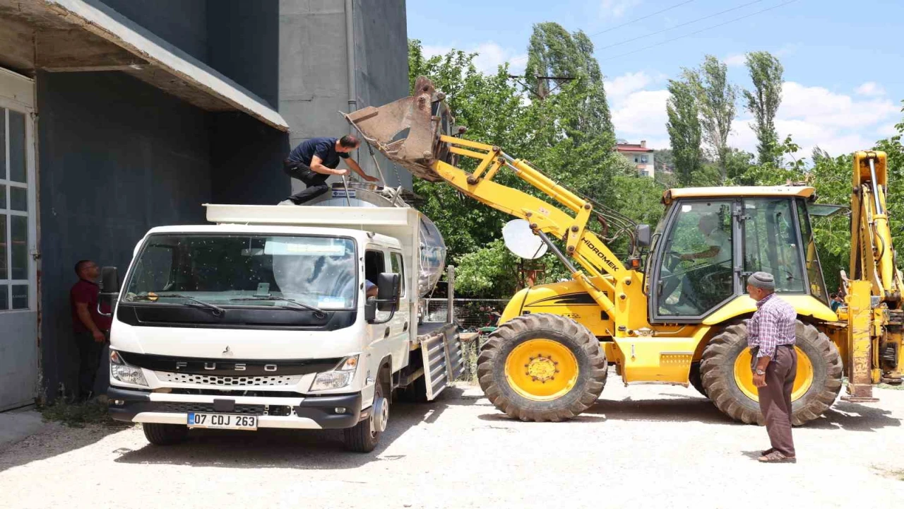 Büyükşehirin üreticilere ekipman destekleri sürüyor