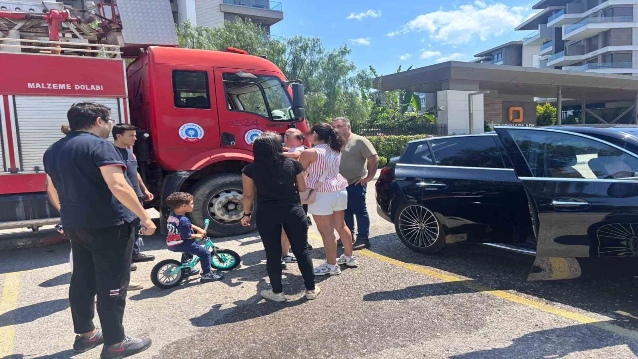 Çocuğu araç içerisinde kilitli kaldı, gözyaşlarına boğulan kadının yardımına itfaiye ekipleri yetişti