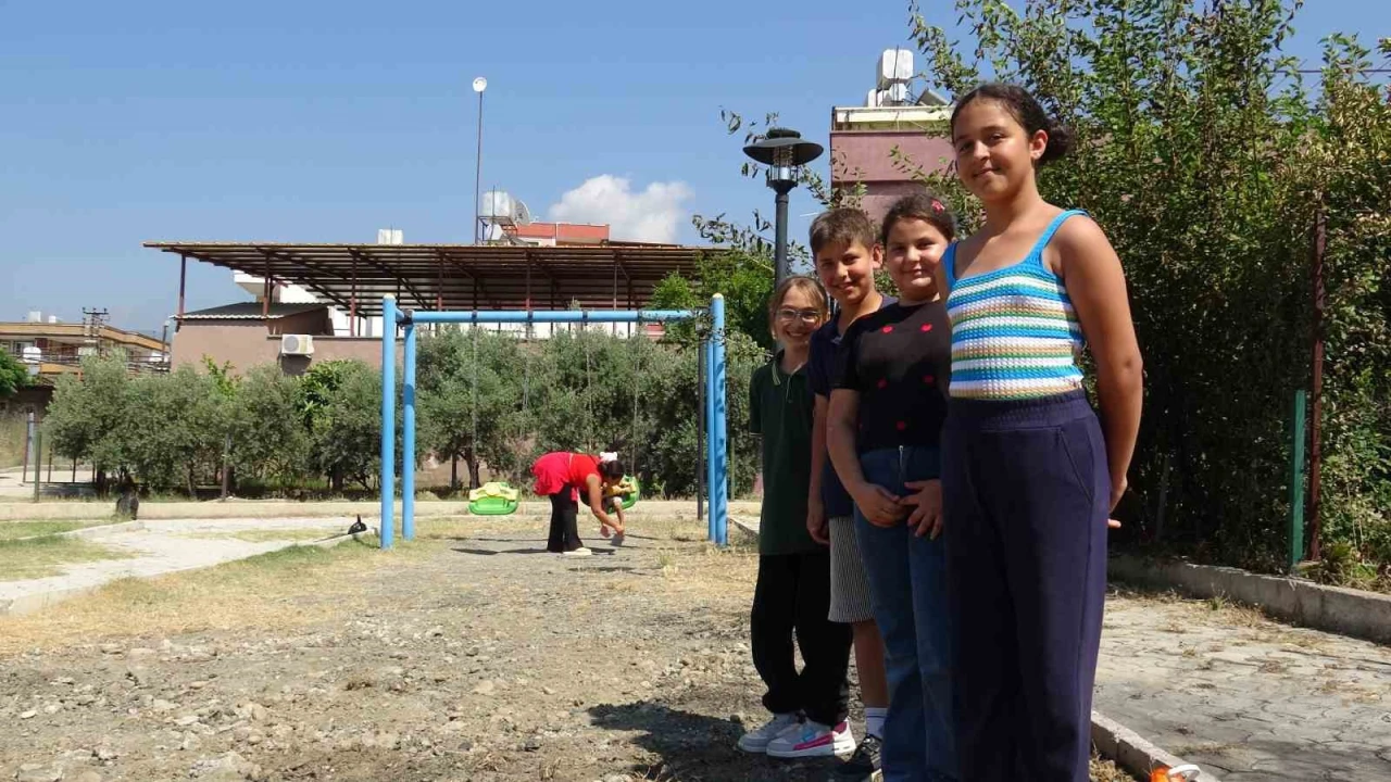 Çöpleri yakmak isterken oyun parkını yaktı