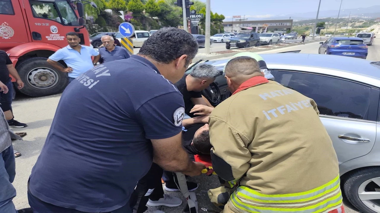 Defnede kamyonla çarpışan otomobilin sürücüsü yaralandı