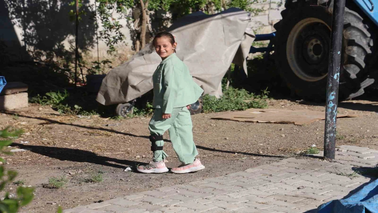 Depremde ailesini kaybeden Zeynep, amcasına baba, yengesine anne diyerek hayata tutundu
