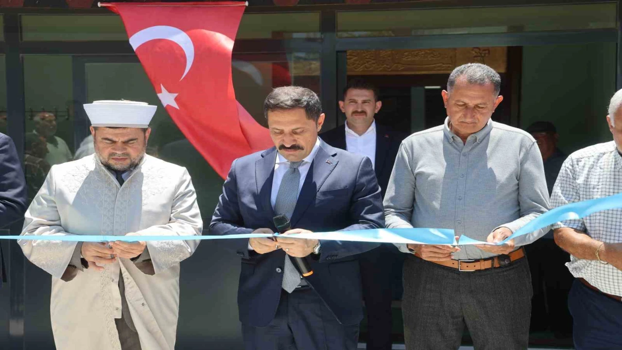 Depremin ardından inşa edilen 130uncu cami dualarla ibadete açıldı