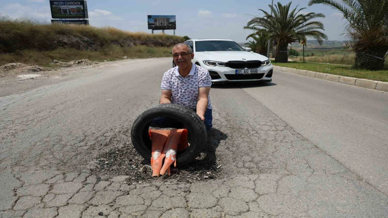 Depremzedelerden belediyeye yol tepkisi: Çukurlara lastik ve duba koydular