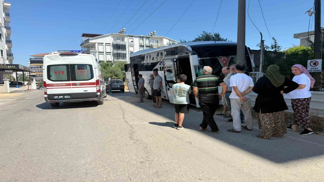 Direksiyon başında rahatsızlanan servis şoförünün kullandığı midibüs direğe çarptı