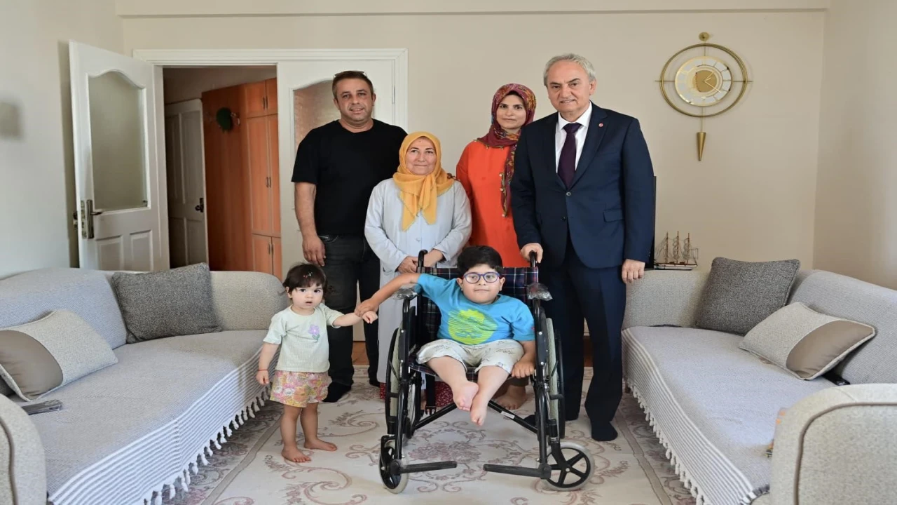 Doğuştan engelli Keremin karne mutluluğu tekerlekli sandalye ile taçlandı