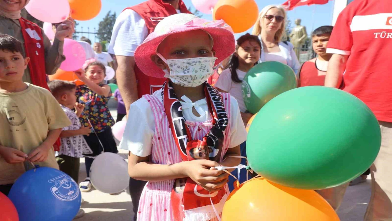 Doktorların yaşayamayacağını söylediği 8 yaşındaki Hülyanın beyin tümörüne karşı geçirdiği başarılı ameliyat gökyüzüne bırakılan balonlarla kutlandı