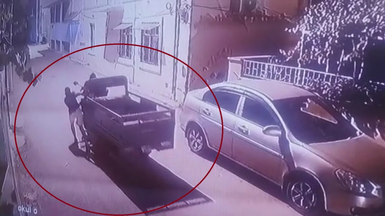 Esnafın motosikletini çalan hırsızlar kamerada