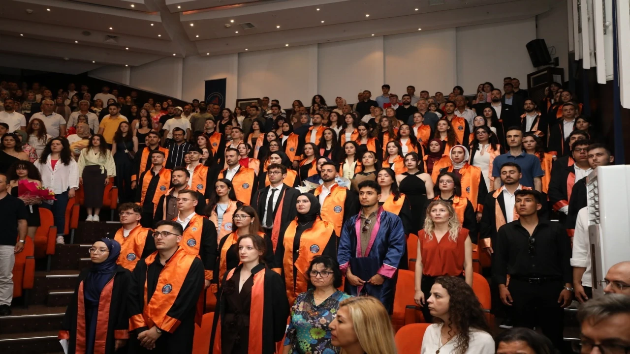 Fen Fakültesinde mezuniyet gururu