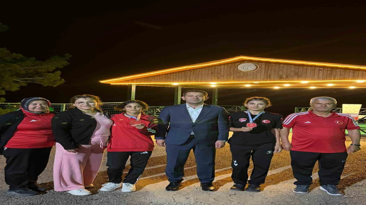 Genç güreşçiler Fekenin gururu oldu