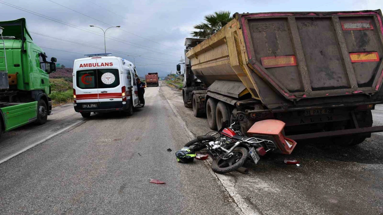 Hafriyat kamyonuyla çarpışan motosikletin sürücüsü yaralandı