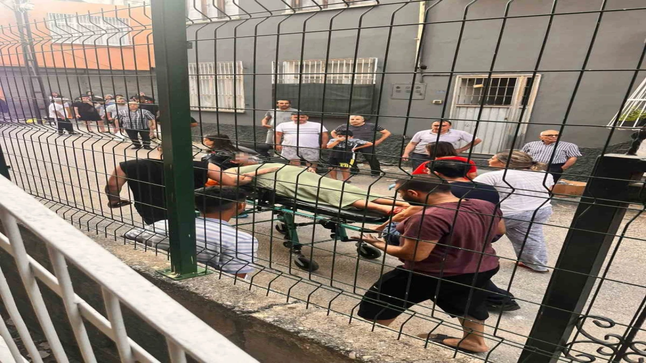 Hamile kadın ve oğlu yangından kurtarıldı