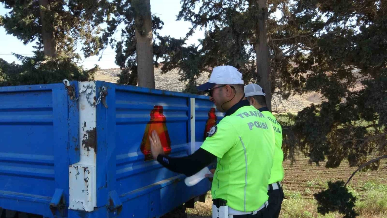 Hasat döneminde yaşanan kazaların önüne geçmek amacıyla traktörlerdeki reflektörler kontrol edildi
