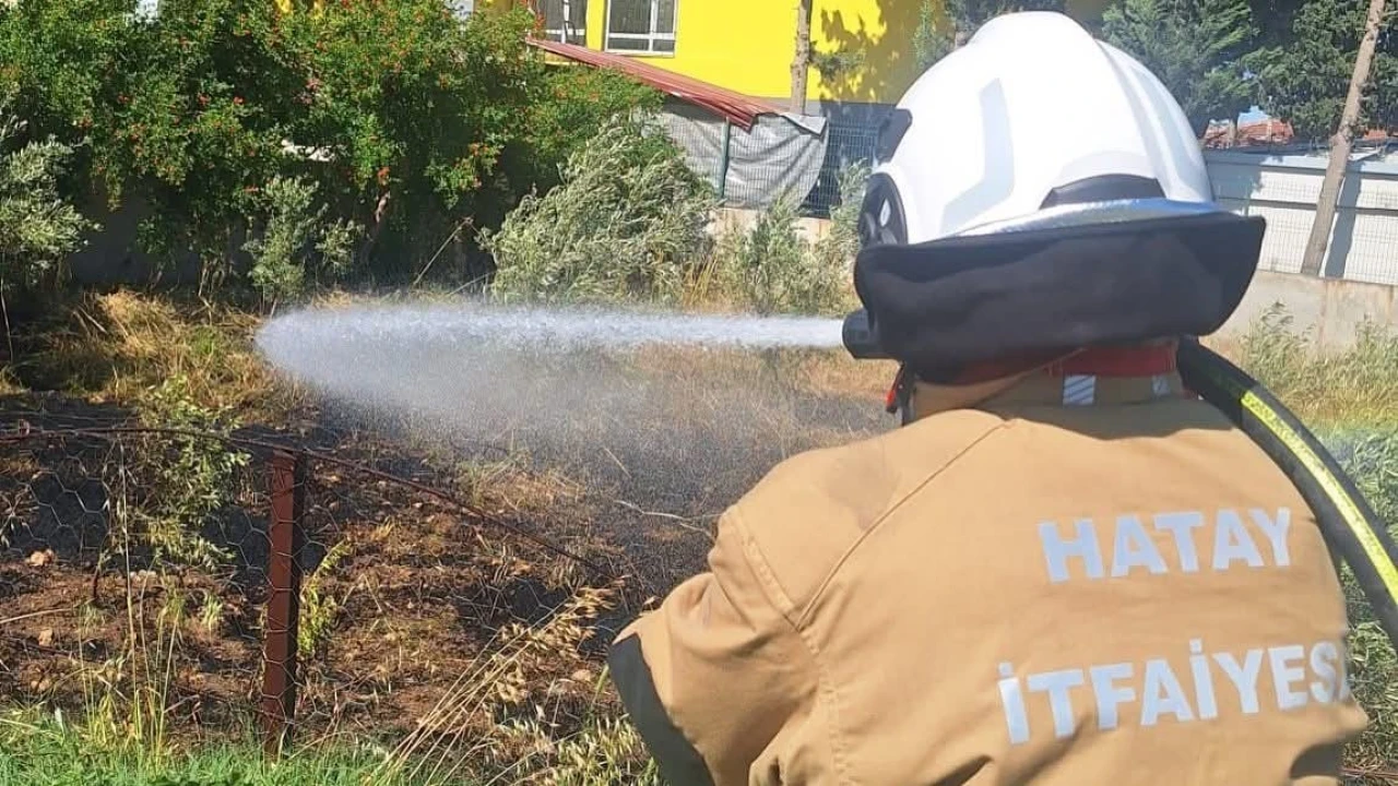 Hatayda bahçe yangını itfaiye ekipleri tarafından söndürüldü