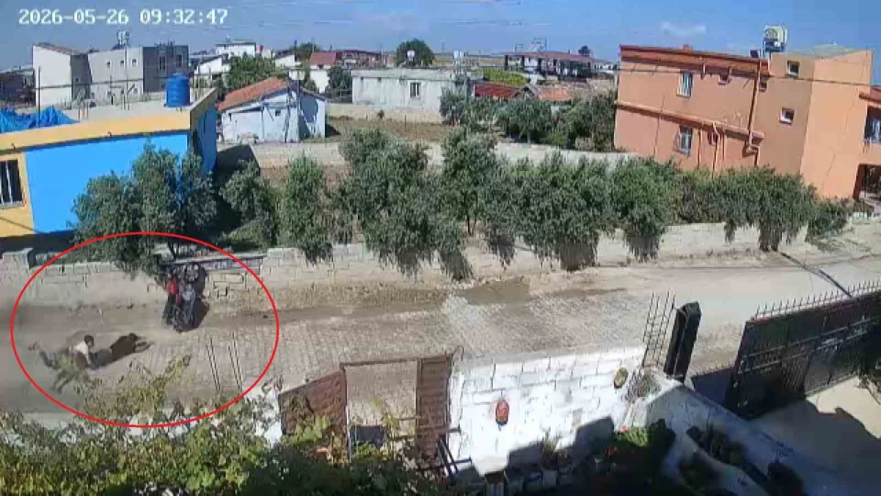 Hatayda motosikletle tek teker yapan gençlerin duvara çarptığı anlar kamerada