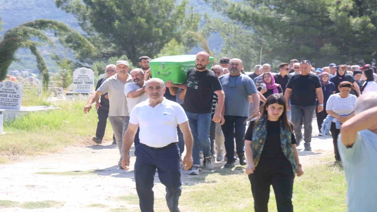 Hatayda nişanlı dehşetinde öldürülen baba ve kız yan yana defnedildi