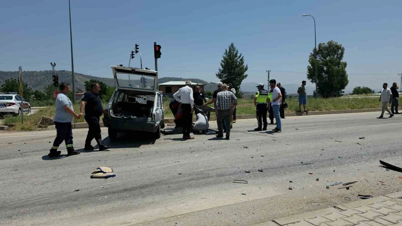 Hatayda seyir halindeki iki otomobil çarpıştı: 1i ağır 2 yaralı