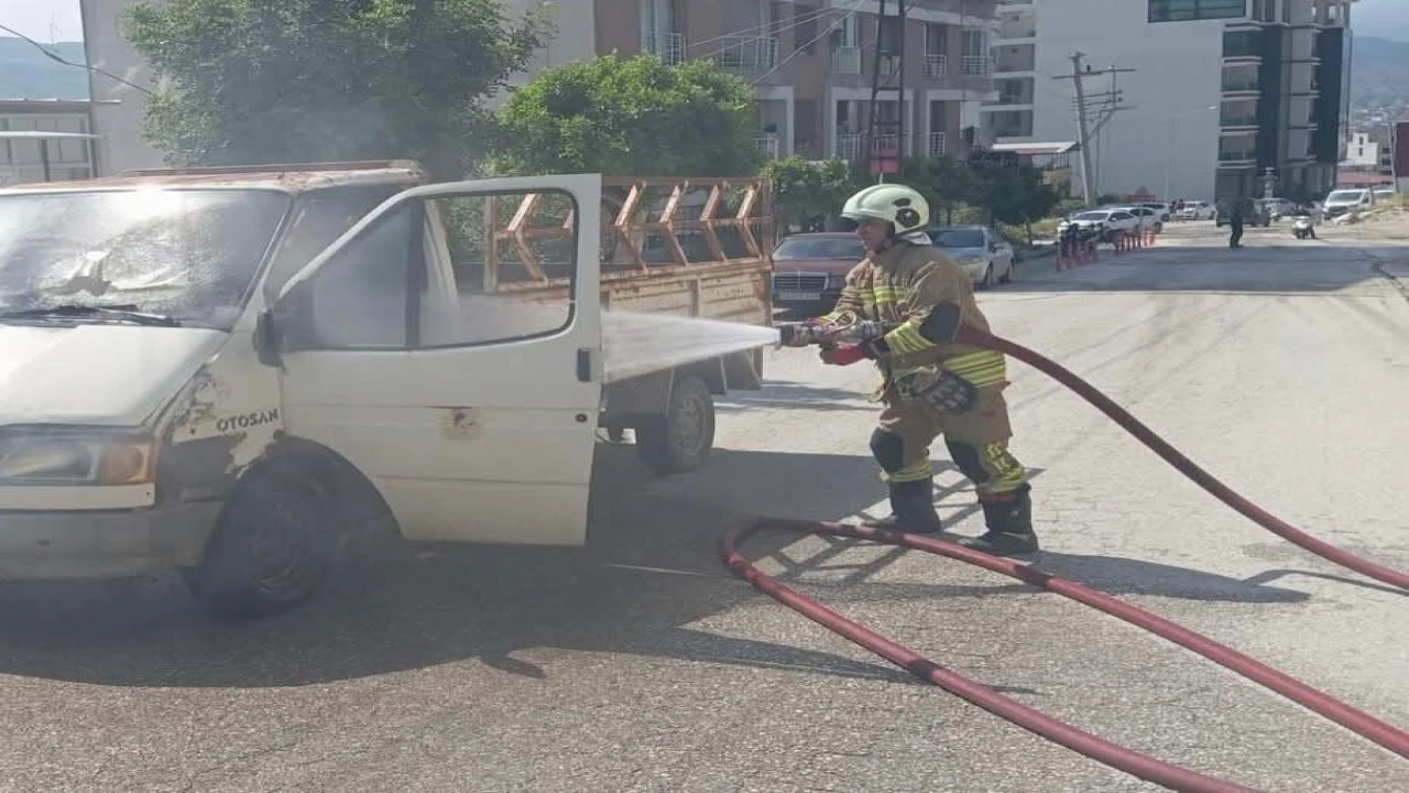 Hatayda seyir halindeki kamyonet alevlere teslim oldu