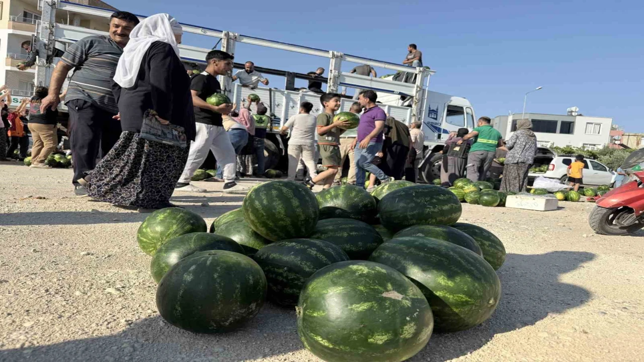 Hayırsever, 2 kamyon karpuz dağıttı