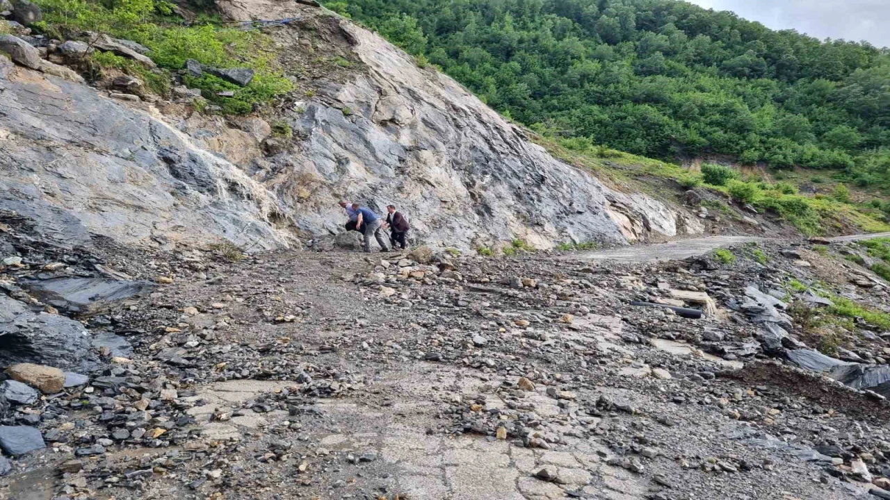 Heyelan nedeniyle kapanan köy yolunda vatandaşlar halatlarla karşıya geçti